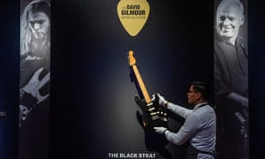 Comfortably Strum David Gilmour S Black Strat Goes On Display