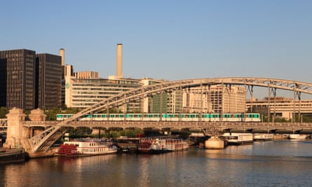 Sorotan teatrikal Jalur 5 – dan mungkin seluruh MmetroMétro – adalah penyeberangan sungainya.