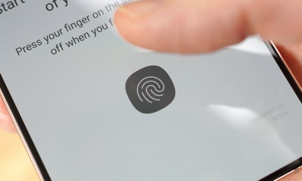 Fingerprint sensor icon shown on S22+ screen