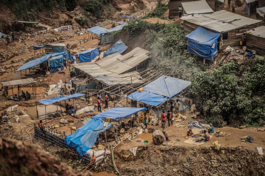 Mines and huts in Kamituga.