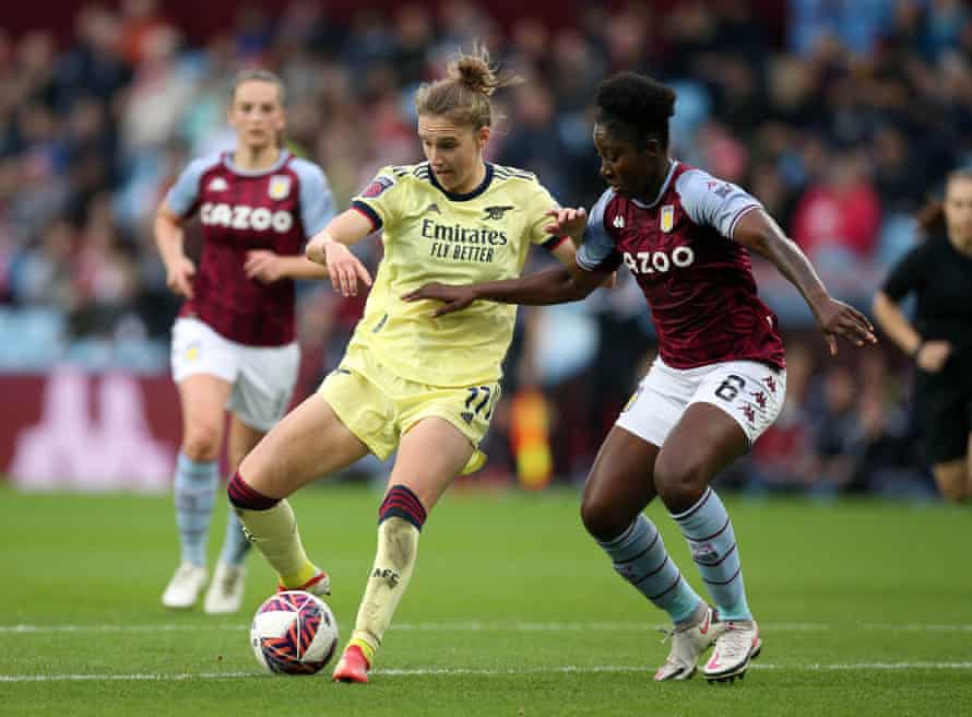 Asante battling for the ball with Arsenal’s Vivianne Miedema earlier this season