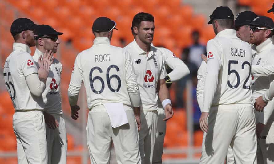 Les joueurs anglais félicitent Jimmy Anderson après avoir renvoyé Shubman Gill lors du quatrième test.  Le vétéran de la couture était en superbe forme malgré la défaite en série de son équipe.