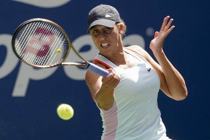 Madison Keys returns his shot to Camila Giorgi.