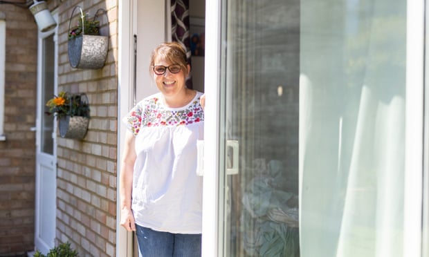 'Dırdıran bir korku var': akan suya güvenemeyen köy | su 1 Hemşire olarak çalışan Jo Neville, her zaman yedek malzeme bulundurmak zorunda kalıyor.