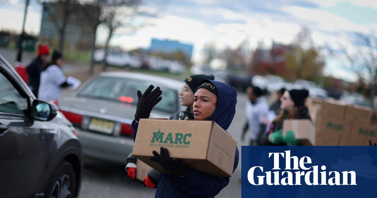 US supreme court extends Trump pause on $4bn in food aid benefits