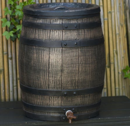 A 120-litre ManoMano Nature Rain Butt with wood look.