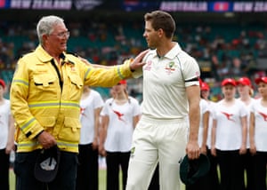 Tim Paine de Australia habla con el voluntario de la brigada de bomberos Ku-ring-gai John Corry en la tercera prueba contra Nueva Zelanda en el SCG.