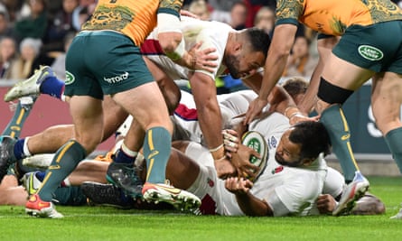 Billy Vunipola (centre) scores a try during the second Test match between Australia and England in Brisbane on Saturday 9 July, 2022.