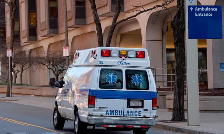 Une ambulance passe devant l'hôpital Brigham and Women's de Boston, dans le Massachusetts, où DJ Ferguson a été retiré d'une liste de candidats à la transplantation cardiaque.