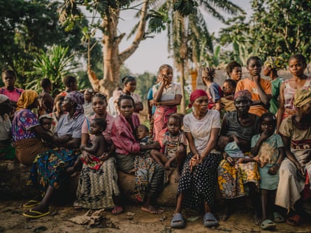 Cidades flutuantes de troncos: poderão os “pulmões de África” sobreviver à sua exploração?