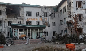 Russia-Ukraine war latest: Zelenskiy calls on west for planes and tanks; US not seeking Russia regime change, says Blinken | World news 5 A man walks near the destroyed local hospital building in downtown Volnovakha, Ukraine, 26 March 2022.