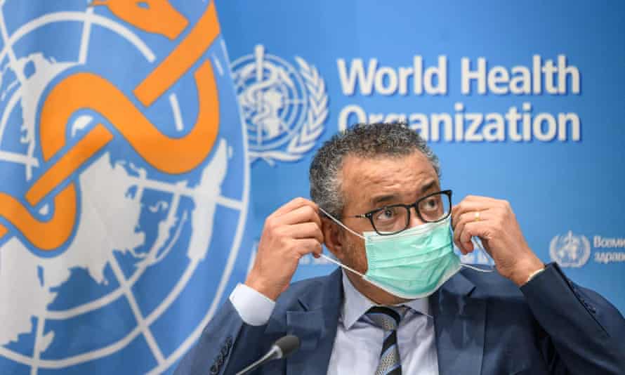 Le directeur général de l'Organisation mondiale de la santé (OMS), Tedros Adhanom Ghebreyesus, met un masque facial lors d'une conférence de presse à Genève