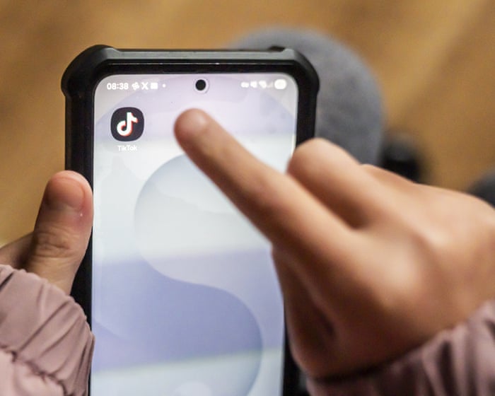 Social media to be banned in UK for under-16s, Starmer announces