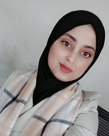 Une jeune femme arabe en hijab