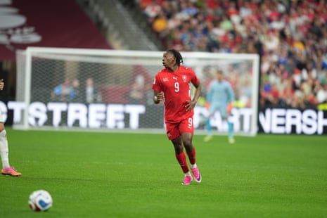 Johan Manzambi finds space.