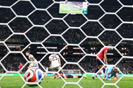 Alvaro Fidalgo scores for Mexico