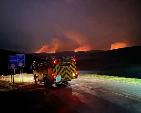 Vigili del fuoco in battaglia incendi nel paesaggio della valle del Galles