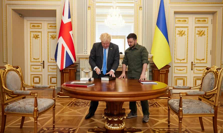 Russia-Ukraine war: Boris Johnson promises to give Ukraine ‘strategic endurance’ to prevail; Putin calls sanctions ‘reckless’ – live 7 Johnson gave Zelenskiy a biography of the Queen during his surprise visit to Kyiv.