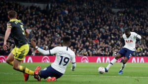 Ndombele dispara a portería, la pelota le dispara a Stephens para el primer  partido.