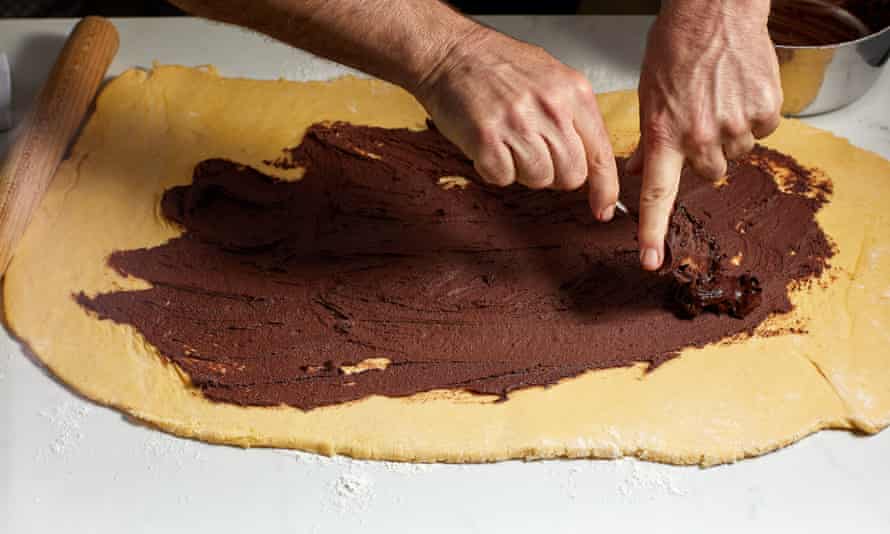 Spread the chocolate evenly over the dough.