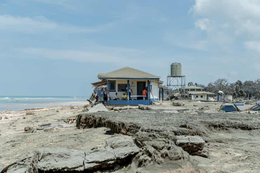 Una stazione di polizia sulla spiaggia dell'isola di Nomoka vicino al resto di una strada principale.