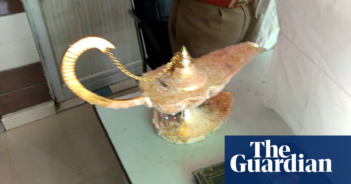 Two men arrested in India over £70,000 'Aladdin's lamp' con