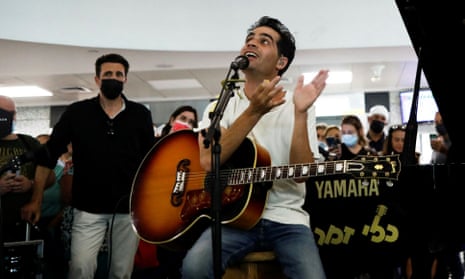 Aviv Geffen performs during an event at a hospital in 2021