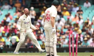 Jack Leach de Inglaterra celebra los bolos Steven Smith de Australia