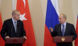 Türkiye Cumhurbaşkanı Recep Tayyip Erdoğan, Rusya devlet başkanı Vladimir Putin ile Ekim ayında Rusya'nın Soçi kentinde gerçekleşen görüşmelerin ardından ortak bir basın toplantısında ayrıldı