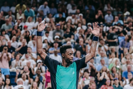 Gaël Monfils takes the acclaim of the Flushing Meadows crowd.