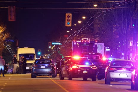 Os policiais trabalham no local depois que um veículo entrou em uma multidão na festa do Block Day Lapu em Vancouver.