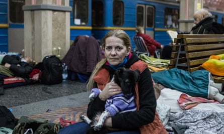 أشخاص يلجأون إلى محطة مترو خاركيف في خاركيف في مارس 2022.