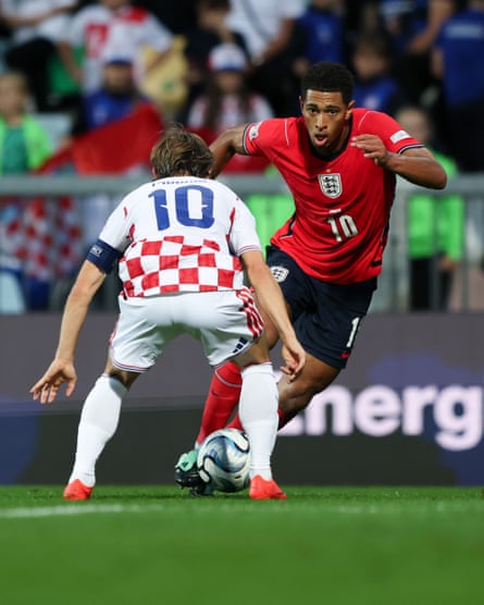 Jude Bellingham dribbles the ball past Luka Modric