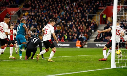 Jan Bednarek marque un but contre son camp alors que Southampton perd la tête contre les Wolves.