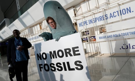 Una protesta contra los combustibles fósiles en la Cop28 en Dubai.