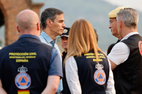Sanchez speaks to emergency personnel in Cenicientos.