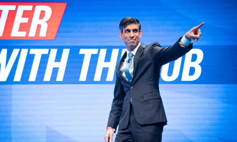 El ministro de Hacienda, Rishi Sunak llega al escenario para pronunciar su discurso de apertura en la Conferencia del Partido Conservador.