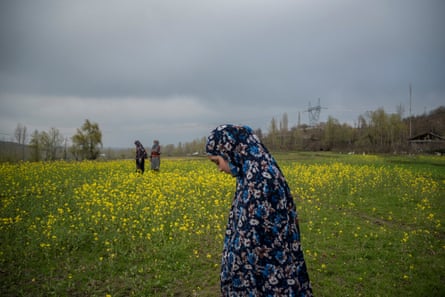 Mubashira walks through a mustard field near her house with her friends from the group. Since they started going to school, some girls also meet at their friends’ homes after school to do homework, discuss their studies and have fun. 2021