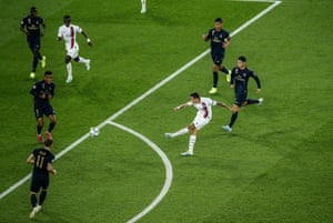 Angel Di Maria azota su segundo gol y el del PSG después de muy poco contratiempo.