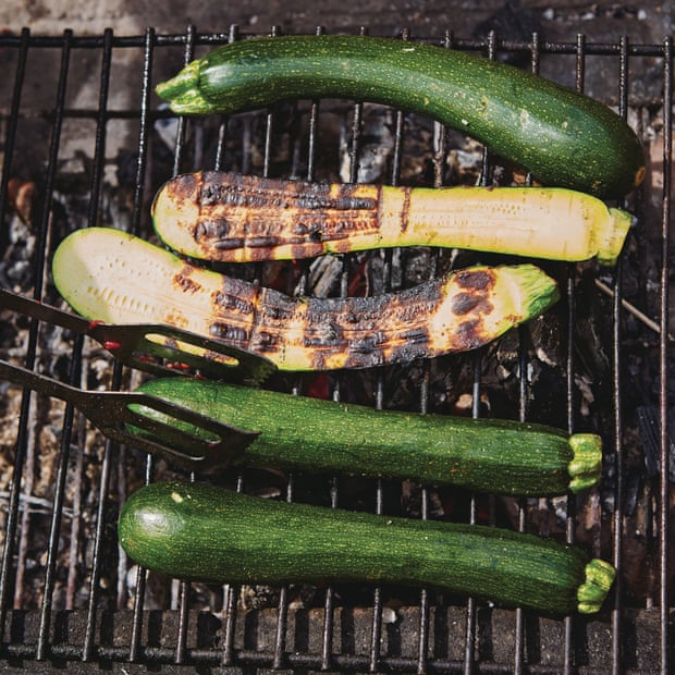 Honey &amp; Co: Chasing Smoke. Grilled courgette.