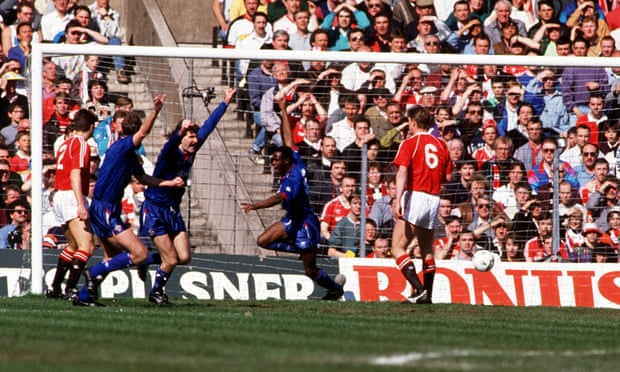 Ο Ερλ Μπάρετ του Όλνταμ (κέντρο) γιορτάζει το γκολ του στον επικό ημιτελικό του Κυπέλλου Αγγλίας εναντίον της Μάντσεστερ Γιουνάιτεντ το 1990