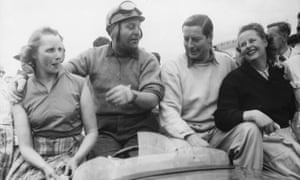 Rolt (segunda a la derecha) y Duncan Hamilton con sus esposas después de su victoria en Le Mans en 1953