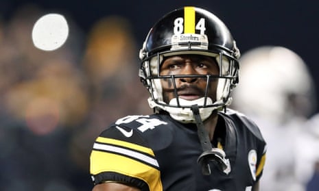 Antonio Brown continues to try to catch on, photoshops himself in