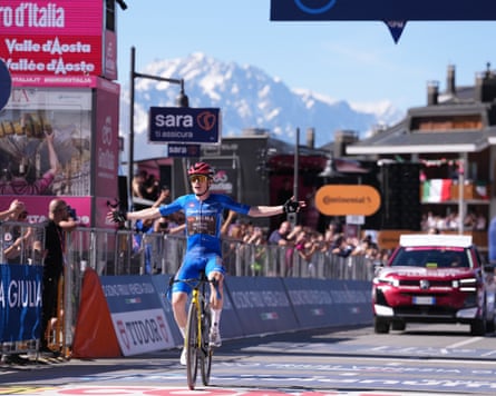 Jonas Vingegaard crosses the finish line at Pila