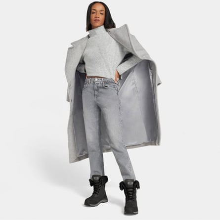 Un modelo con botas Ugg Adirondack III