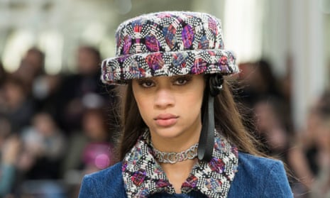 Chanel Fashion show details 80s  Idées de mode, Defile chanel