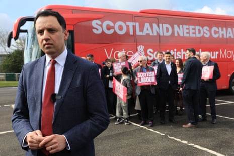स्कॉटिश लेबर के अभियान बैटलबस के साथ अनस सरवर।