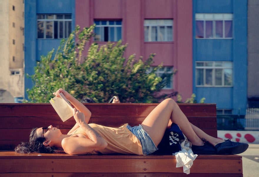 Gabriela Ribas reading on the Minhocão Viaduct