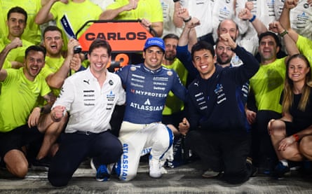 James Vowles (left), Carlos Sainz (centre) and Alexander Albon celebrate after the Qatar GP