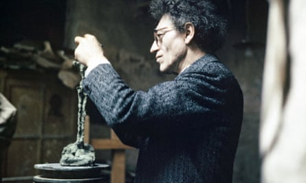 Alberto Giacometti dans son atelier parisien en 1962.